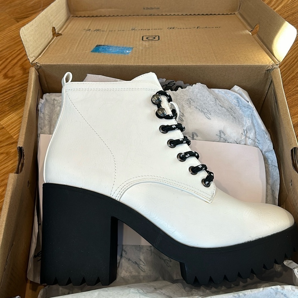 Seven7 flatiron platform boots white black chunky heel lace up sz 9 women’s